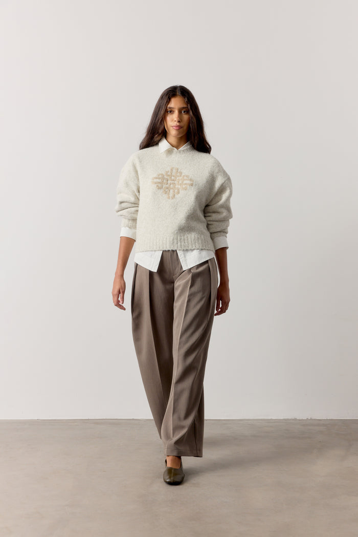 CONTRAST EMBLEM KNIT CREW - BEIGE