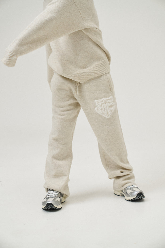JUNIOR MONOGRAM EMBLEM FLUFFY KNIT JOGGERS - BEIGE