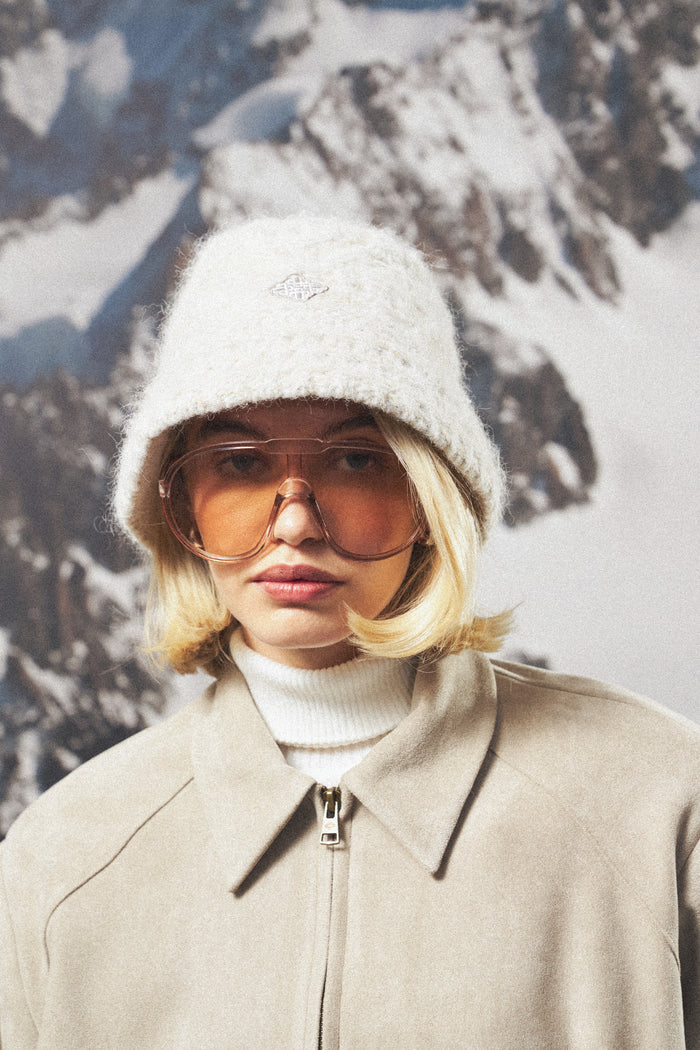 KNITTED EMBLEM BUCKET HAT - BEIGE