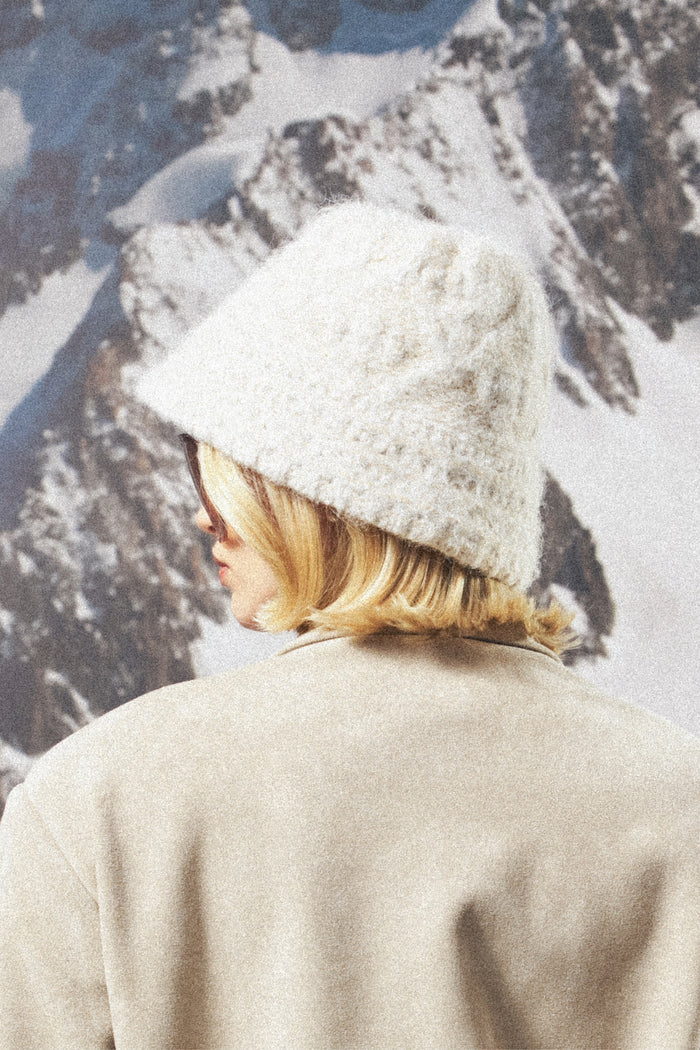 KNITTED EMBLEM BUCKET HAT - BEIGE