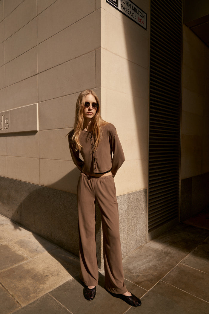 RIBBED BUTTON THROUGH TOP - BROWN