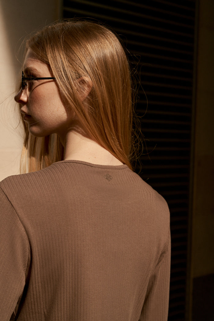 RIBBED BUTTON THROUGH TOP - BROWN