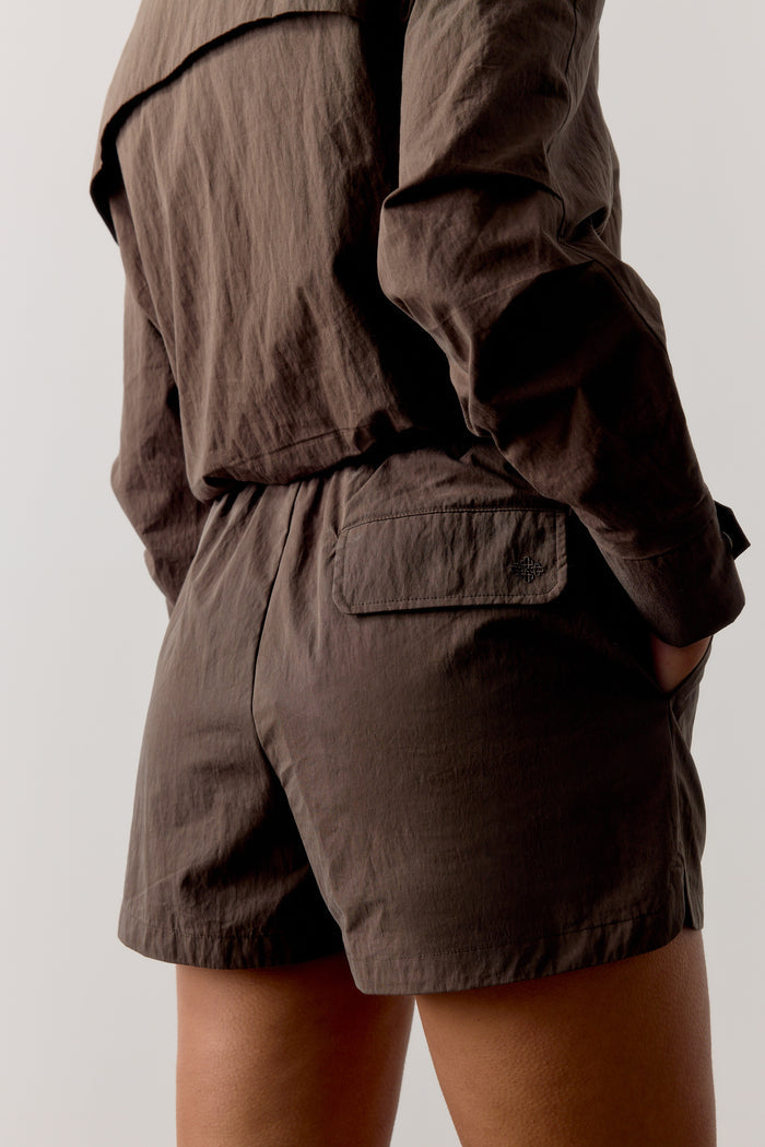 SHELL ELASTICATED SHORTS - BROWN